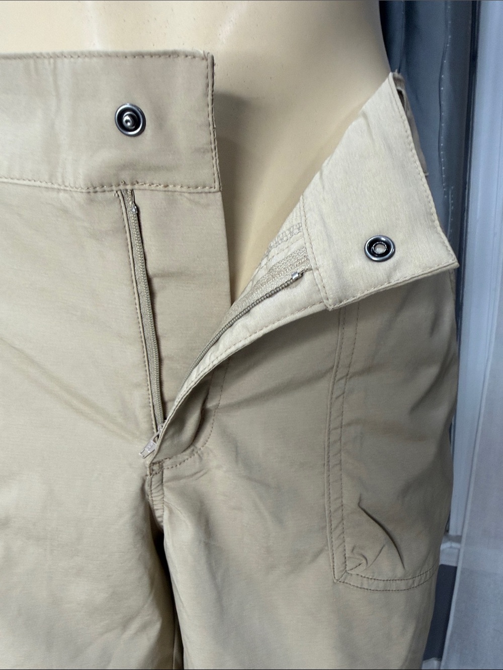 Columbia Beige Women's Outdoor Utility Shorts Sz 14 NWOT - Picture 3 of 10